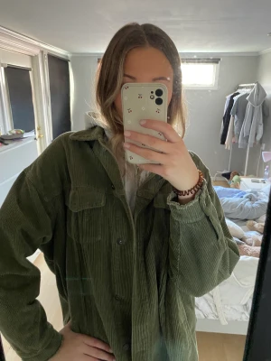 Grön jacka - Säljer denna grön manchesterjacka från ZARA. Bra skick då den endast är använd ett fåtal gånger. Storlek XL men sitter som en M/L💚