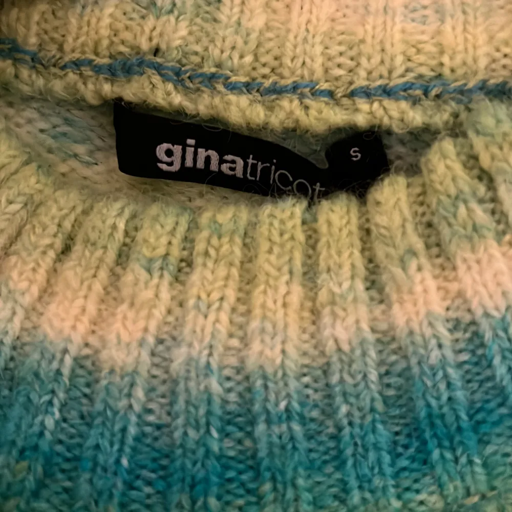 Säljer denna coola randiga tröjan från Gina Tricot! Aldrig använd så den är i nyskick 💚betalning via Swish . Stickat.