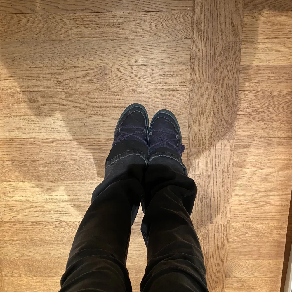 Super fina Inuikii vinter skor, de är ganska slitna men fortfarande skit snygga. Det är i den blåa färgen💗. Skor.