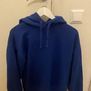 En jättefin mörkblå hoodie från Zara💙