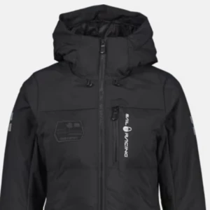 Sailraicing  - Säljer min silraicing jacka som jag köpte förra vintern. I väldig bra skick, inga skador. Köpte den för 2800kr på stadium men väljer att sälja nu eftersom jag vill köpa en annan jacka nu💕