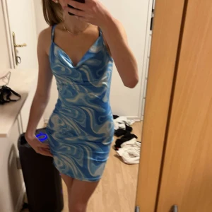 Blå klänning - Väldigt skönt material, fint mönster! Frågor eller annat på dm! 