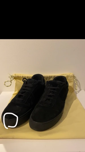 Axel arigato - Tjena! Säljer nu mina snygga Arigato skor för ett mycket bra pris Dom är i använt skick och har några flaws som man kan se på bilderna! Annars inga konstigheter. Hör av er vid frågor! Nypris 2500! Kan gå ner vid snabb affär