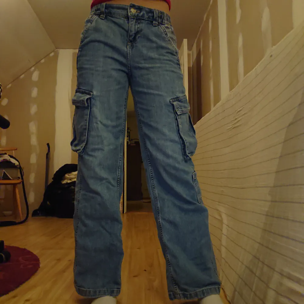 Blå cargo jeans från hm som inte kommer till användning längre. Jag tycker att dem är lite korta för mig. Dem har en liten resår i midjan. Jag är 168 cm. Skriv innan du köper. Jeans & Byxor.
