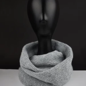 Grå halsduk - Aldrig använt. Jätte mysigt och fluffig. Extra snygg till hösten :)