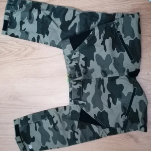 Byxor  - Ett par byxor som inte kommer till användning längere 💗