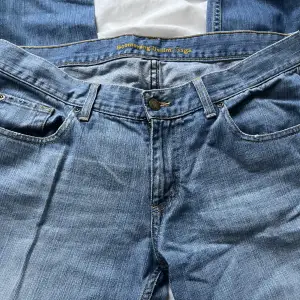 Ett par lågmidjade ljusblå raka jeans. Köpta vintage, märke boomerang. Jättebra kvalite och helt oanvända pga för små. 