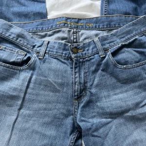 Low waisted straight jeans - Ett par lågmidjade ljusblå raka jeans. Köpta vintage, märke boomerang. Jättebra kvalite och helt oanvända pga för små. 