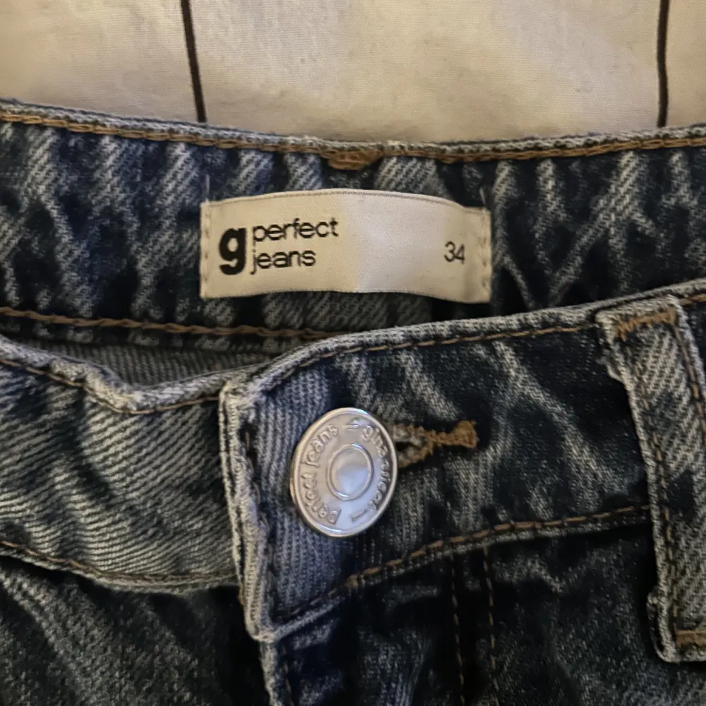 Säljer dessa straight jeans från Gina Tricot då de tyvärr inte kommer till användning längre 💞 Väl använda men inga defekter!. Jeans & Byxor.