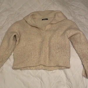 Stickad tröja - Jätte söt stickad tröja från Gina tricot. Andvänd ca 2-3 gånger.