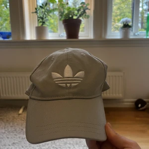 Adidas keps - Grå adidas keps i bra skick. Använd fåtal gånger. Köpare står för frakt.