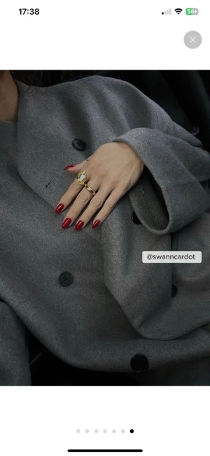 Grå kort kappa  - INTRESSEKOLL!! Funderar på att sälja min oanvända jacka från Hanna Schönbergs kollektion med NA-KD. Jackan är i stl 36, köpets för 1099kr och är slutsåld på hemsidan. Skicka bud vid intresse🤍