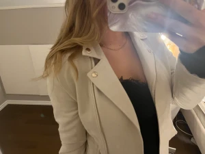 Beige jacka - Tunn jacka ifrån hm! Används aldrig, passar mig som är S