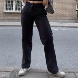 DICKIES 874 WORKPANTS - ANVÄNDA 1 GÅNG (DEN GÅNGEN PÅ FÖRSTA BILDEN). Finaste plagget jag äger men de är för små  :( otroligt fint tygmaterial och pressvecken håller! 