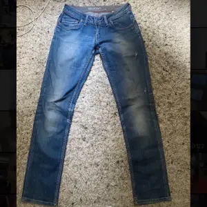 ett par skit snygga lågmidjade raka jeans från big star, säljer då dom är för små för mig, inga skador! Inte mina bilder! 