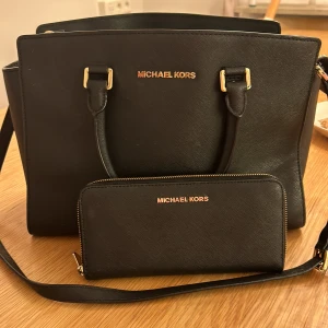 Väska och plånbok - Det finns kvitto den är äkta men som sagt skinnet har gott bort jätte lite vid handtaget och man får med båda 