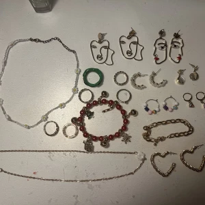 ALLA SMYCKEN FÖR 20kr‼️‼️ - Säljer bort jätte fina smycken som tyvärr inte kommer till användning längre om du vill bara vissa av ”sättet” så är de att bara skicka ett med och säga vad du vill ha!!🩷