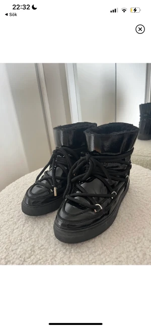 Inuikii - Lägger ut på dessa skor igen nu när vintern närmar sig. Skorna är i väldigt bra skick🤍nypris:3799kr