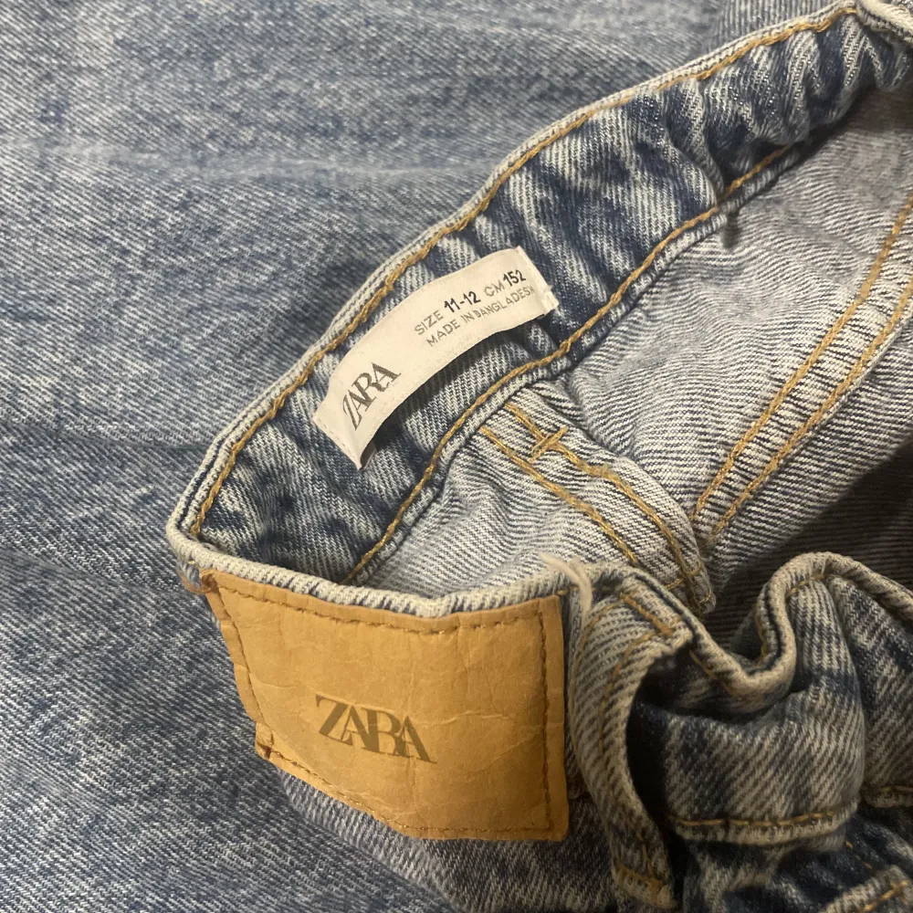 Jeans med hål ifrån Zara, blåa! Så snygga men använder inte. Ny pris 359, mitt pris 220! Bara att kontakta vid frågor, funderingar eller annat!. Jeans & Byxor.