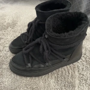 Inuikiis - Svarta inuikiis i storlek 38, vissa mindre defekter finns, skriv för fler bilder. 🫶(första bilden är lånad) 