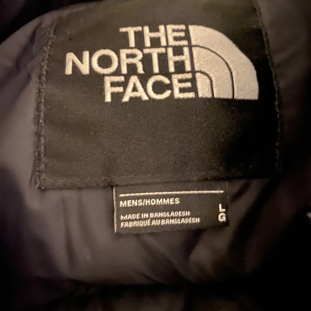 Säljer min väldigt fina The north face dunjacka som passar perfekt inför vintern pga den är för stor. Jackan har inga synliga defekter. . Jackor.