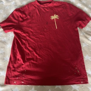 Palm Angels T-shirt  - Säljer min Palm Angels tröja då jag inte fått någon användning för den. Super bra kvalitet och väldigt skön att ha på sig. 