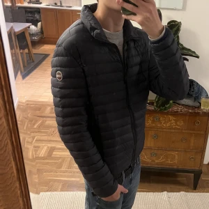 Colmar jacka - Säljer min Colmar jacka i nyskick, storlek S men passar mig som har M. Färgen är marinblå och passar perfekt nu till hösten/vintern! Nypris: ca 3000kr, Mitt pris: 1099kr! Hör av er vid frågor!