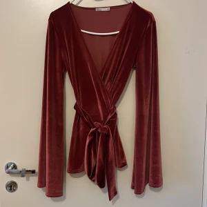 Set i velour - Superfint velourset i varm rosa färg! använd endast 1 gång. Fin passform åt det figursydda hållet.