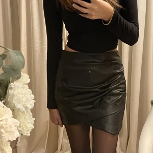 Zara skinnkjol - Oanvänd skinnkjol från zara med prislapp kvar❤️Perfekt nu i höst! ❌LÄS BIO INNAN DU KÖPER/KONTAKTAR❌ midjemåttet är ca 34 cm