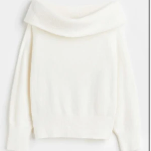 Stickad off shoulder tröja - Vit stickad tröja ifrån hm. Nästan aldrig använd, bra skick. Strl M. Hör av er för egna bilder💗