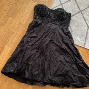  klänning med pärlor och kupor  - Superfin klänning. Överdelen har pärlor och formade kupor. Kjolen har jättefin fall! Perfekt till nyår! 