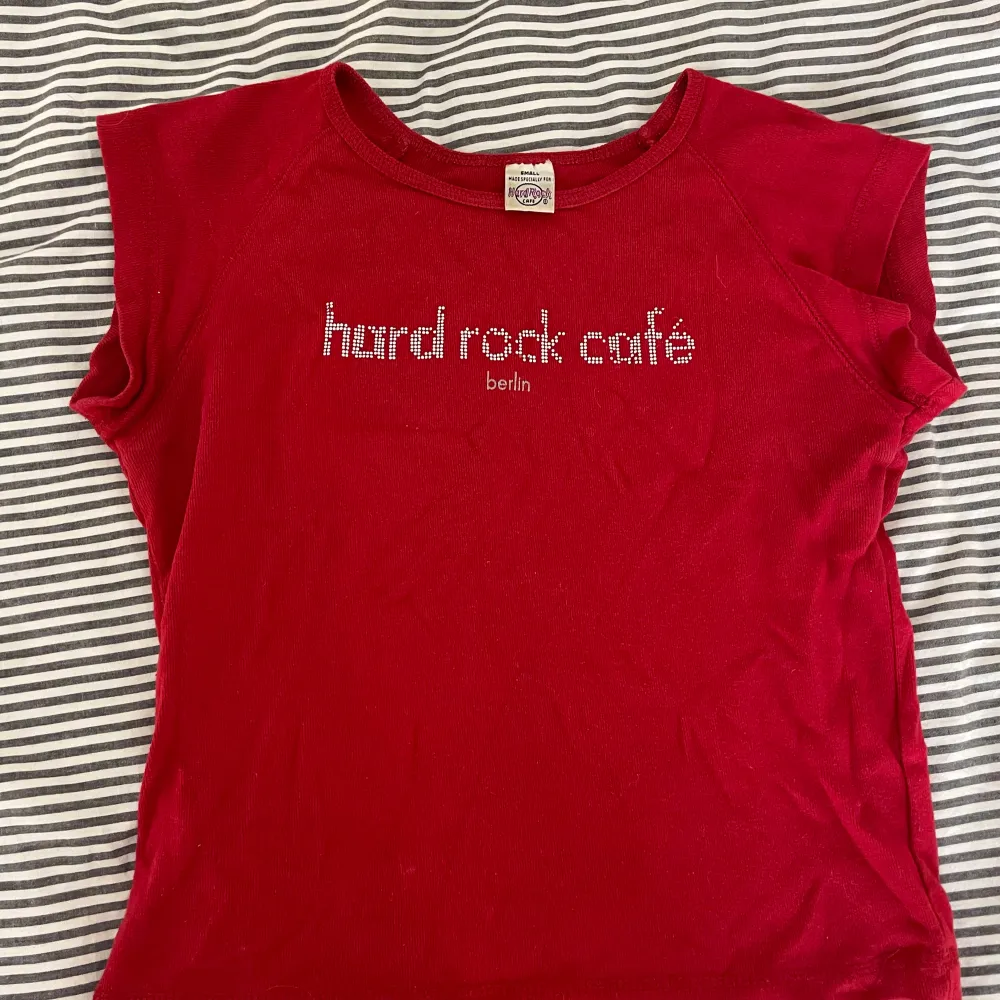 Babytee från hard rock café Berlin❤️ några av ”paljetterna är av men inget man tänker på! Stolek S men skulle säga S/M beroende på hur man vill att den ska sitta. T-shirts.