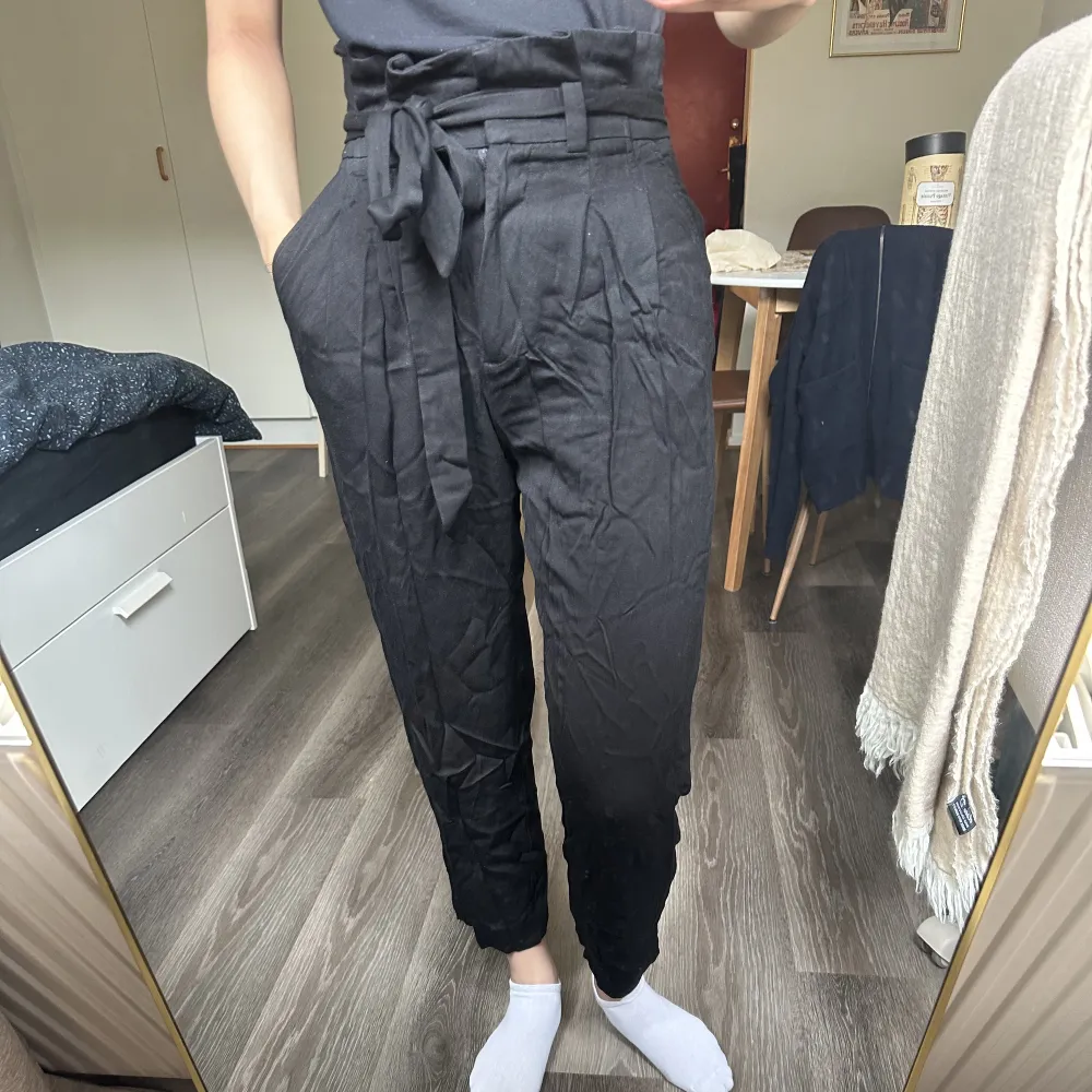 Underbart luftiga, svarta byxor i 100% viskos från Monki i strl 34. Kommer med tillhörande bälte. För referens är jag 172 cm. . Jeans & Byxor.