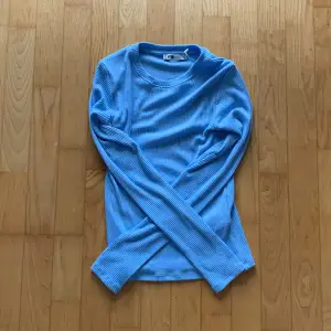 Jag säljer den här jättegulliga helt oanvända babyblåa tröjan från new yorker💙 Säljer för att den aldrig kommer till användning. Lappen sitter fortfarande kvar💕