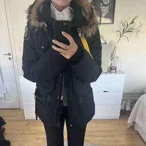 Parajumperjacka - En supermysig och varm parajumperjacka. Använd 2 vintrar, väldigt fint skick. Kollar man nära ser man att den är använd vid fickor men inte i övrigt. Avtagbar pälskrage. Jag är vanligtvis S/M men denna är Large. ❤️‍🔥