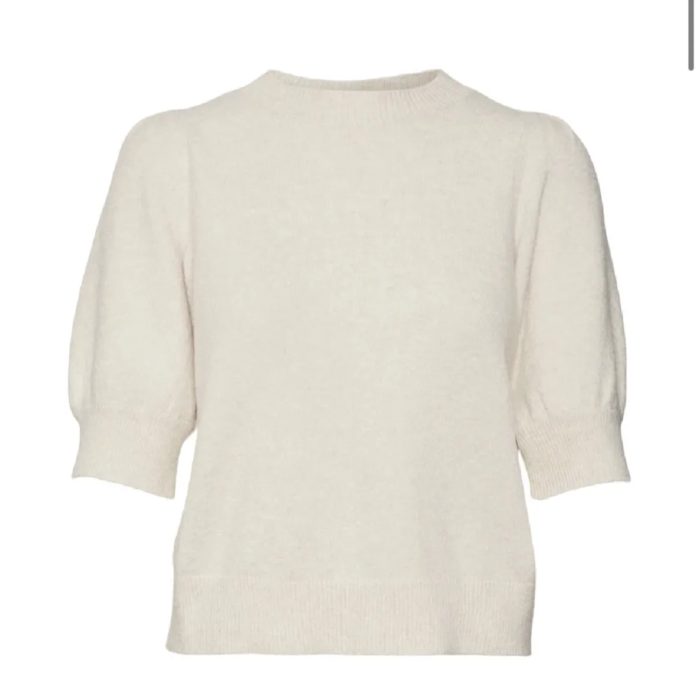 Säljer denna kortärmad stickad tröja från Vero Moda❤️ sälj pågrund av att den inte har kommit till användning❤️skriv privat för mer bilder❤️. Stickat.