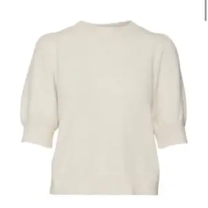 Säljer denna kortärmad stickad tröja från Vero Moda❤️ sälj pågrund av att den inte har kommit till användning❤️skriv privat för mer bilder❤️