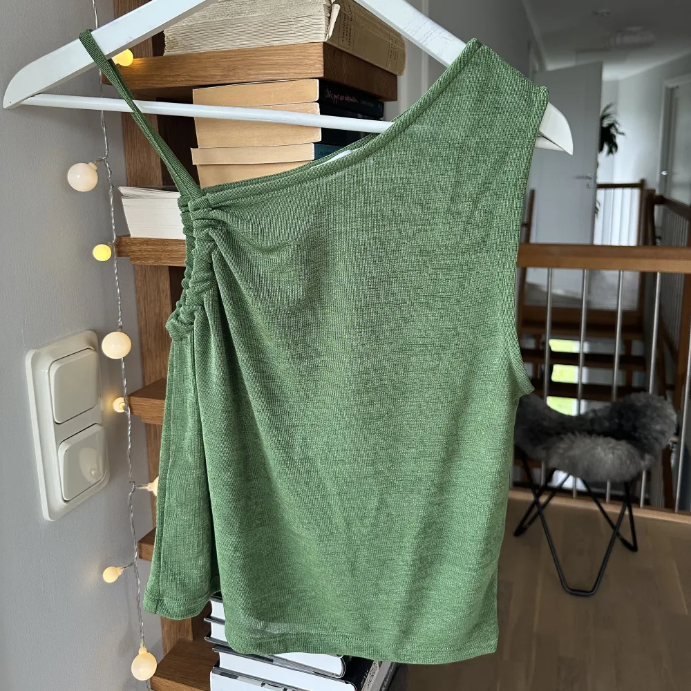 Fin topp ifrån mango❤️Stolek L men passar allt mellan S-L beroende på hur man vill att den ska sitta❤️. Yläosat.
