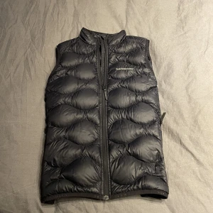 Peak Performance Väst - Säljer denna Peakperformance Helium Down västen i storlek 170 som motsvarar S. Kvitto från Kidsbrandstore finns, Nypris 1300 kr Skriv för mer info/bilder