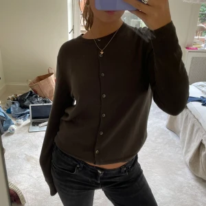 Märkgrön kofta💚 - Jättesöt militärgrön kofta från uniqlo och aldrig använd, endast testad💚💚💚så fin höstlig färg och jättefin till allt möjligt💚💚💚