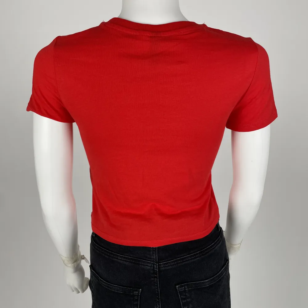 Röd t-shirt med tryck från HM. Aldrig använt. Storlek S. . T-shirts.