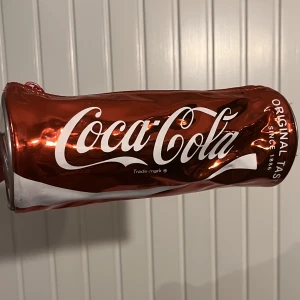 coca cola pennskrin - ett rött coca cola pennskrin! 🥤den är lite skrynklig då den har legat i en trång låda i nåt år. den är 21 cm lång och 8 cm i diameter