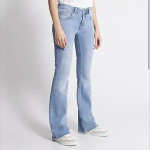 Snygga lågmidjade blåa jeans i nyskick! Säljer då jag inte fått användning av dom, slutsålda i denna storlek 💗skriv privat för fler frågor 