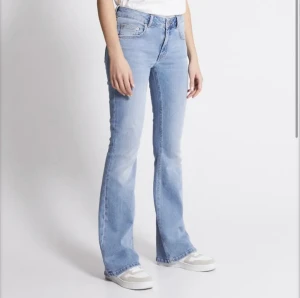 Lågmidjade jeans - Snygga lågmidjade blåa jeans i nyskick! Säljer då jag inte fått användning av dom, slutsålda i denna storlek 💗skriv privat för fler frågor 