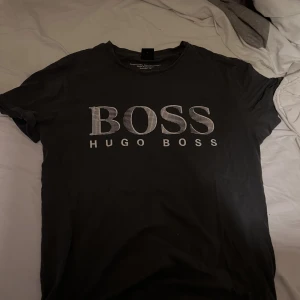 Hugo boss T-shirt  - Gammal T-shirt som aldrig andvände ny pris 750kr