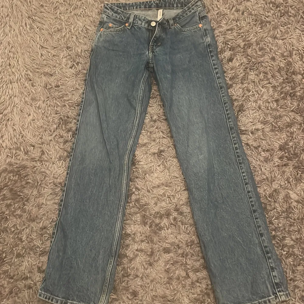 Weekday arrow jeans! Har ett par till i 24/30. Jeans & Byxor.