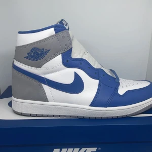 Jordan 1 High OG ”True Blue” - DS / Helt nya. Kvitto mm finns. Allt OG medföljer