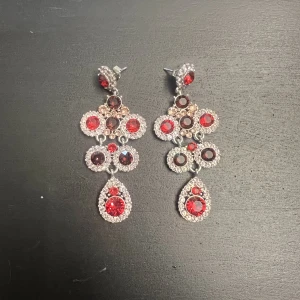 Lily n Rose örhängen - Vackra stenar/ kristaller rubin och silver strass (Nypris 1395kr) Nyskick