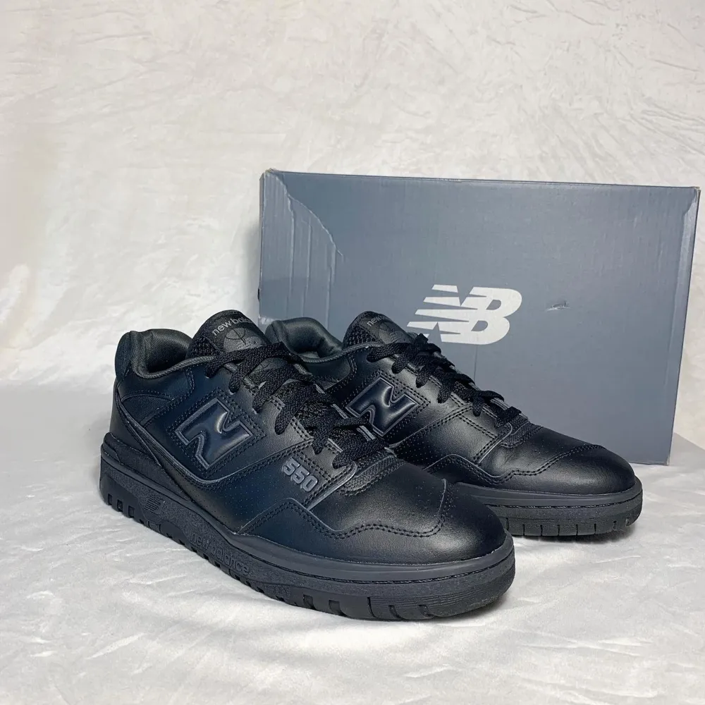 New balance 550 tripple black i absolut nyskick har endast använt en gång. Tvär feta skor! 😍  Skick: 9,5/10  Pris: 799kr (retail 1900kr) Storlek: 46,5 (passar 45,5-46). Skor.