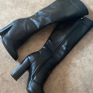 Stövlar - Höga stövlar med klack från zalando 